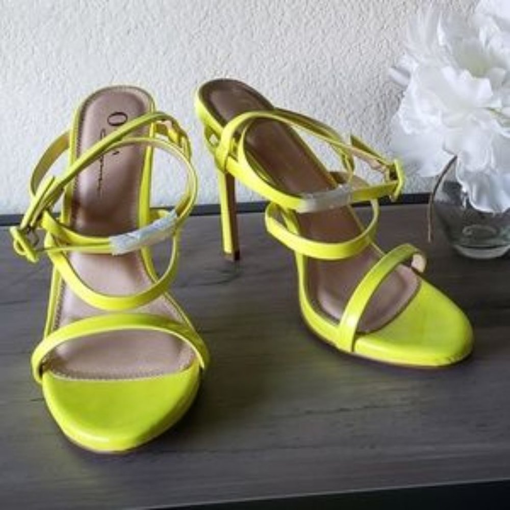 Bright Yellow strappy heeled sandals 💛